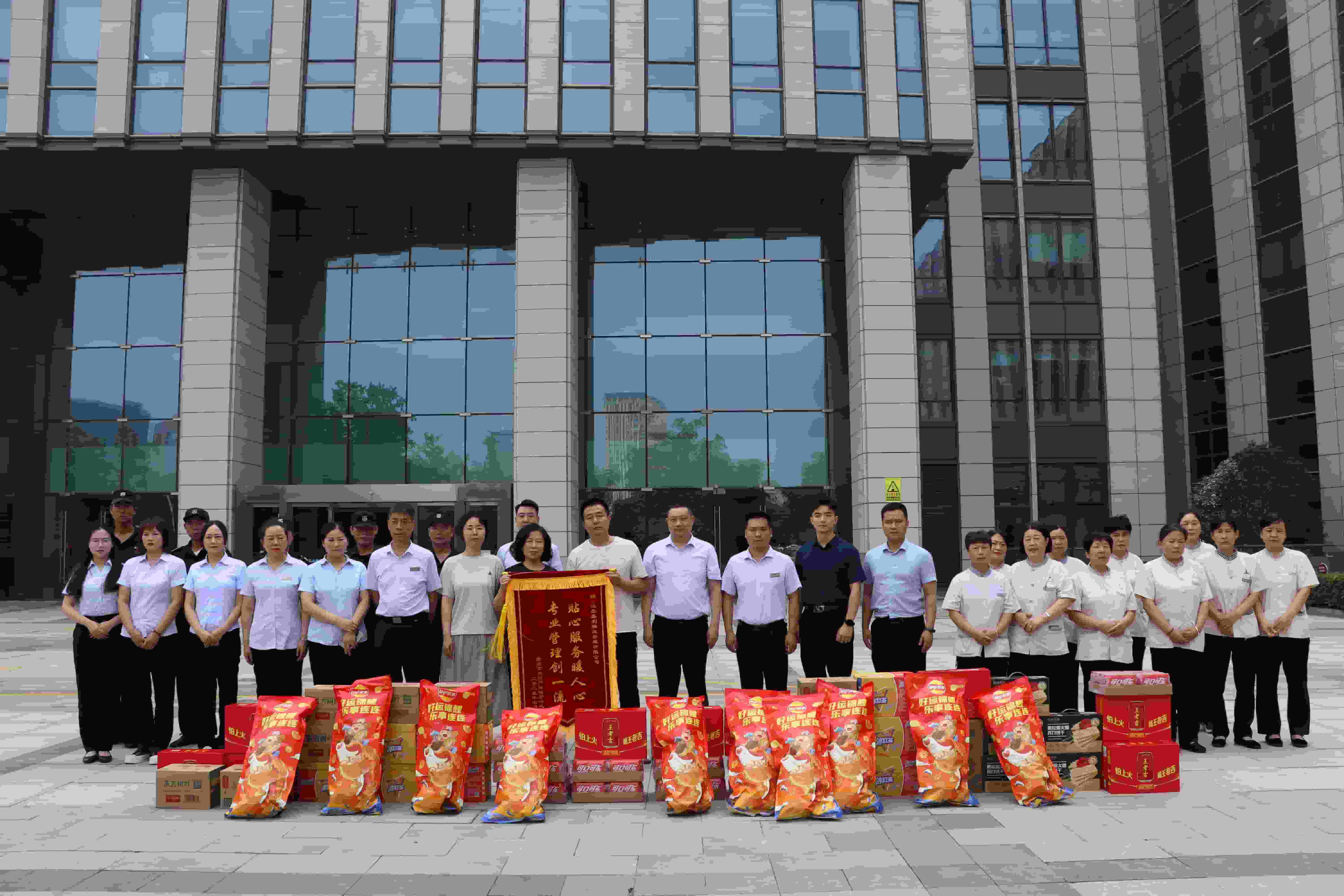 酷暑送清凉，关怀沁人心