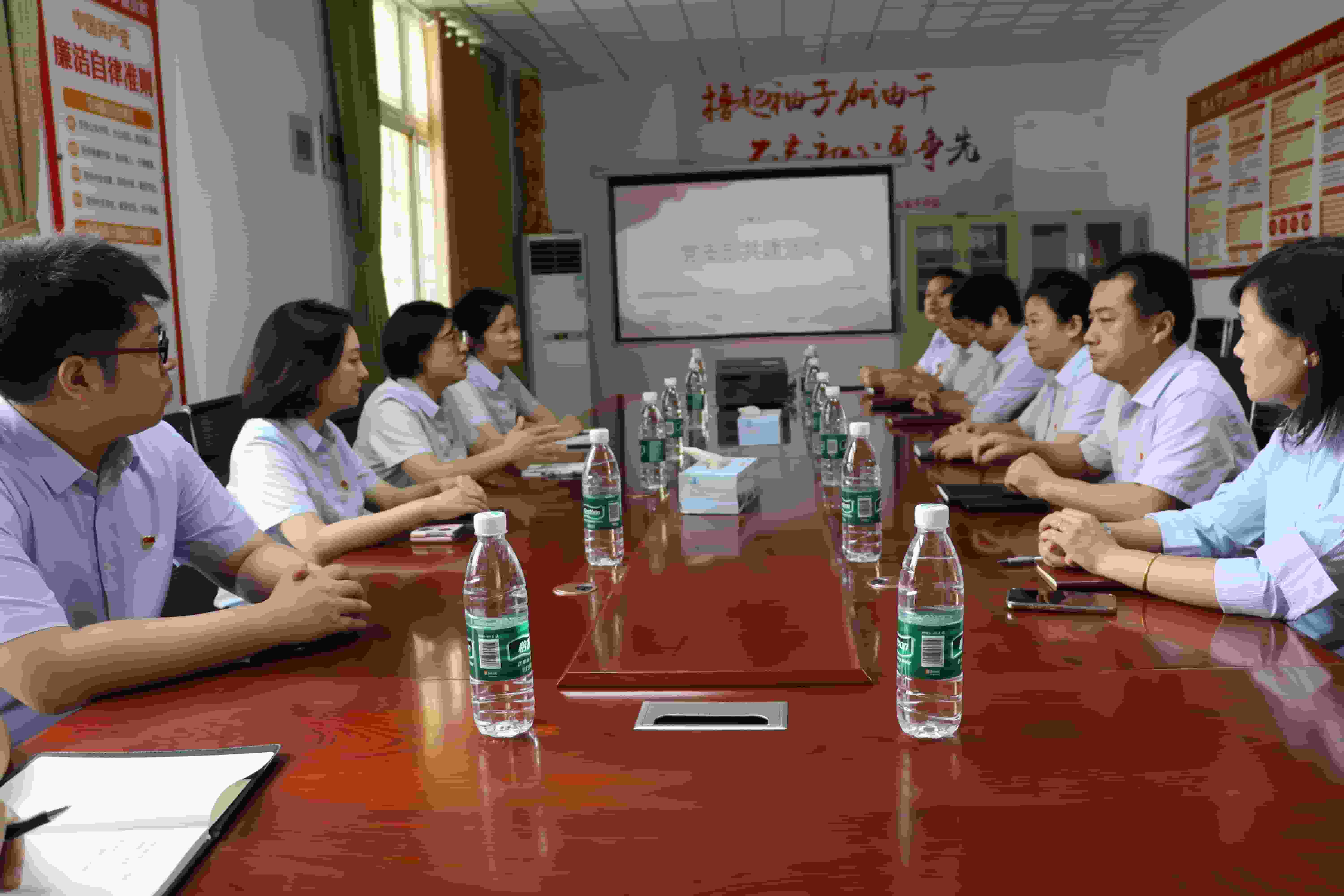 支部共建暖人心 银企携手送清凉