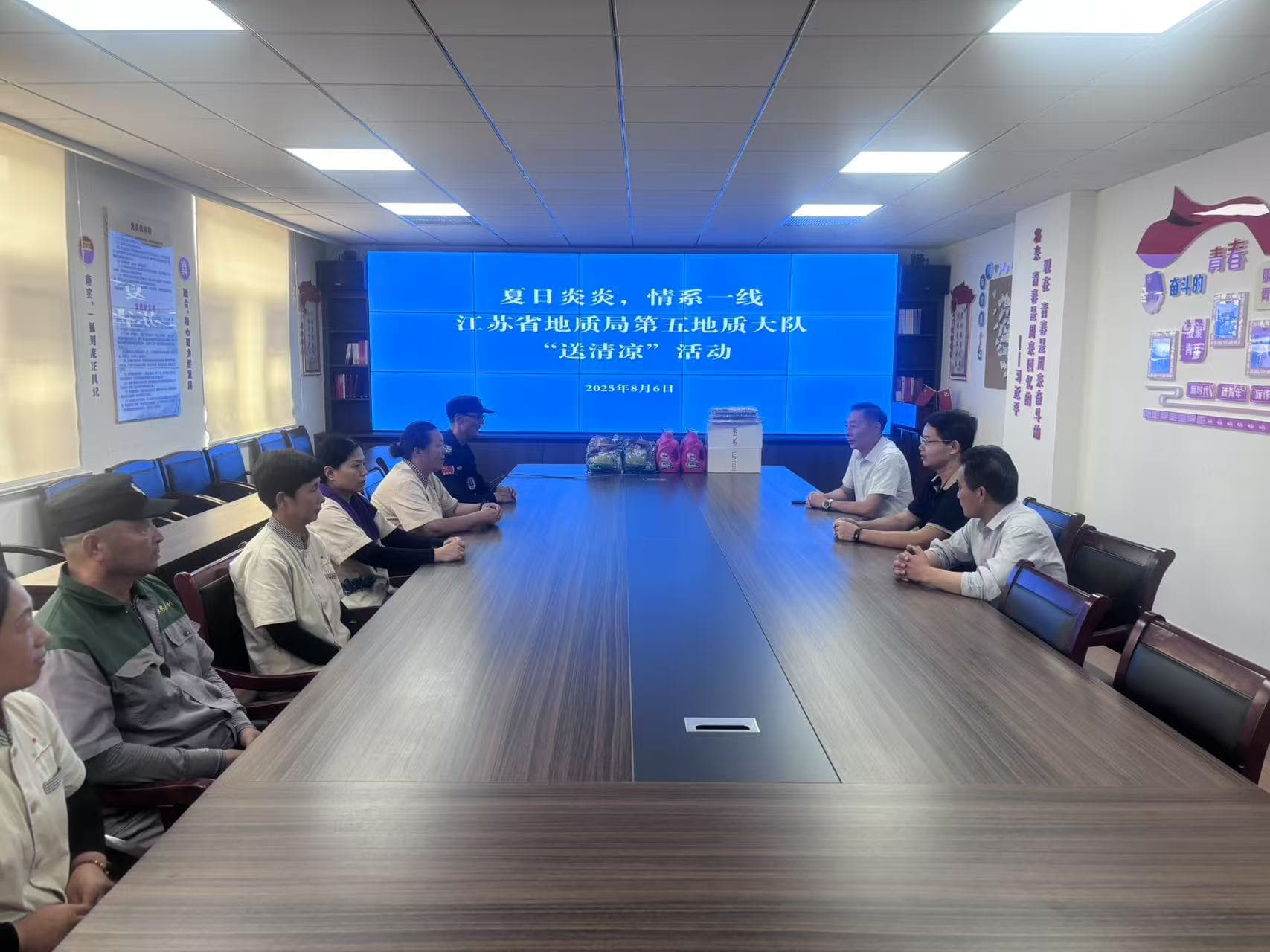 炎夏酷暑送清凉，情深意切暖人心