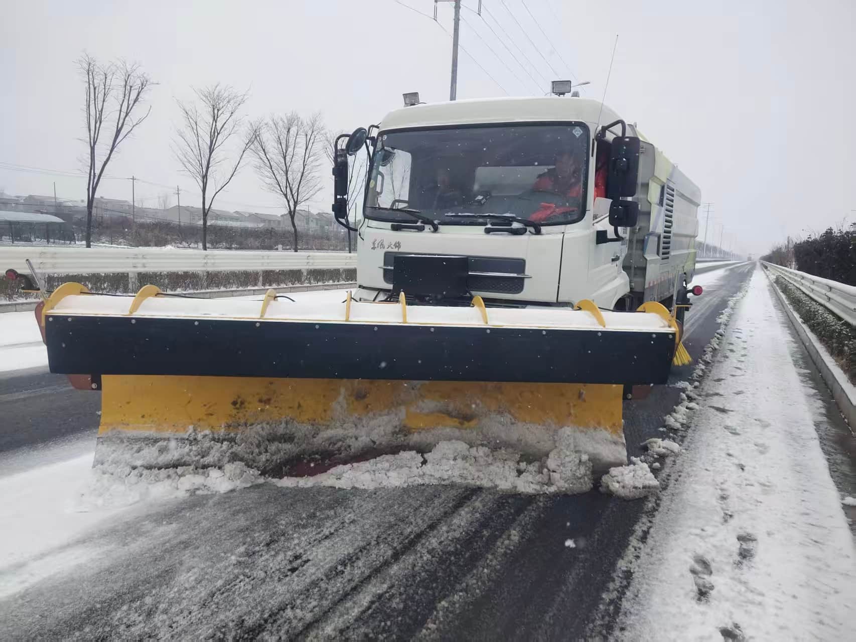 除雪保畅 护航民生│嘉利公司全力以赴，守护经开区平安路